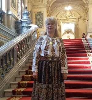 "Diferenţa între o ie autentică şi una nouă se observă foarte uşor, pe baza nodurilor din interior”